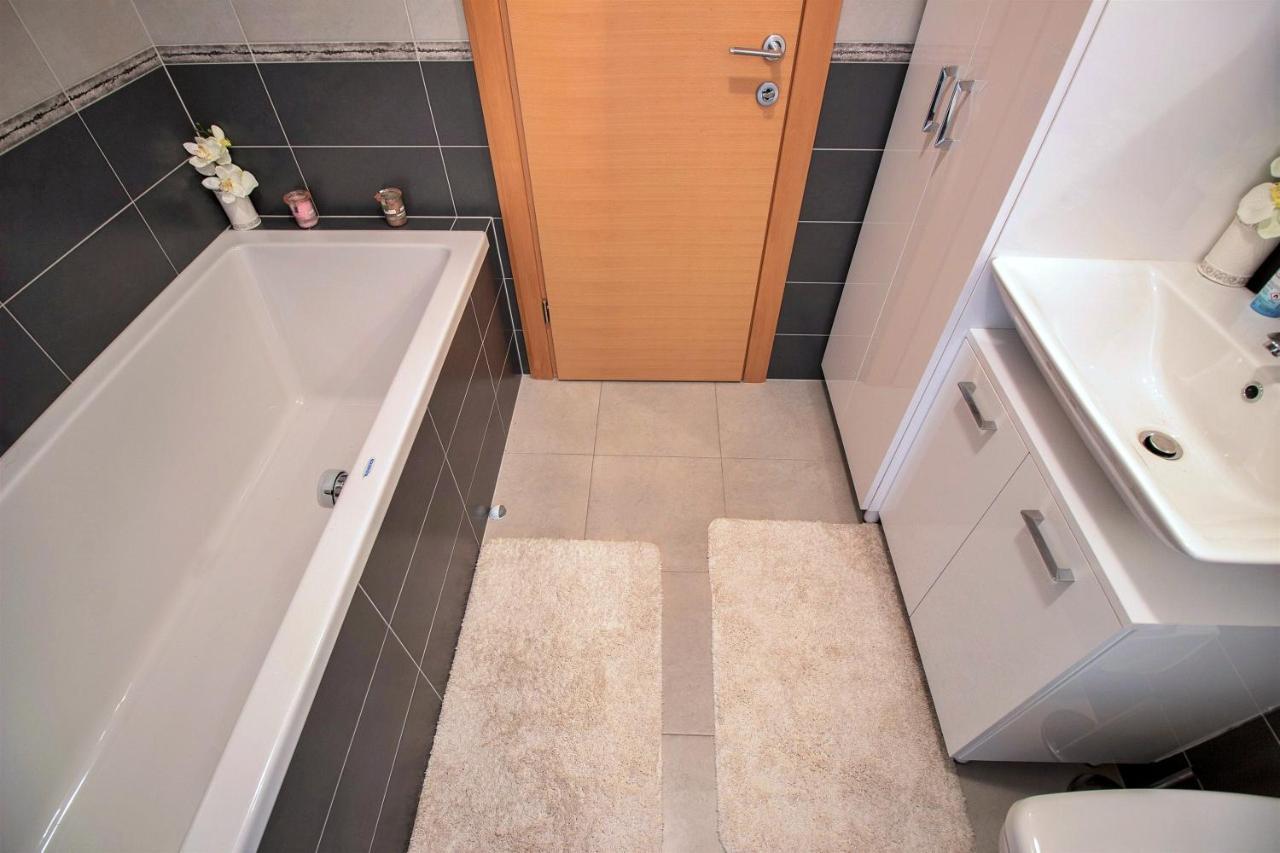 Apartment Lora 奥米什 外观 照片
